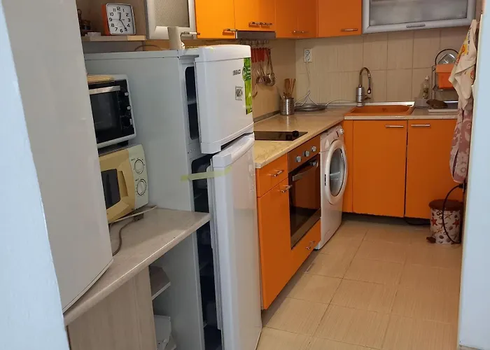 за 4-ма максимум до стадион спартак, точно под вик Apartman *